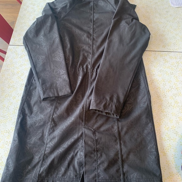 Lululemon “Dancers In The Snow” Apres Softshell raincoat size 10 black print - Picture 7 of 14